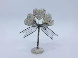 Detailaufnahme der Strass Herz Ballon Dekoration, glitzerndes Kristall Auto und Tischdekor.