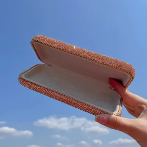 Detailansicht eines glitzernden Strass-Brillenetuis, weiches Innenfutter für den Schutz.
