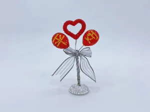 Detailansicht des Strass-Ballon-Ornaments, exquisite Kristalldetails fuer Auto und Tisch.