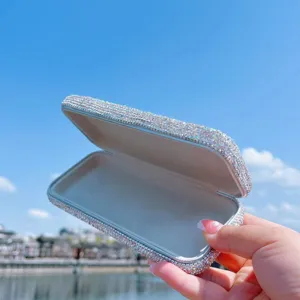Detailaufnahme des glitzernden Strass-Brillenetuis, zeigt exquisite Kristallverarbeitung.