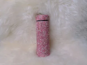 Nahaufnahme des funkelnden rosa Strassbechers mit exquisiter und glänzender Kristallhandwerkskunst.