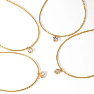 Collana minimalista in acciaio inossidabile dorato con ciondolo geometrico in zircone cubico.