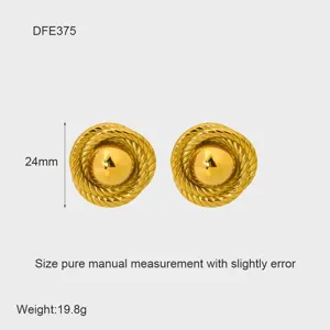 Vista detallada de pendientes chapados en oro con un diseño de cuerda en espiral texturizada.