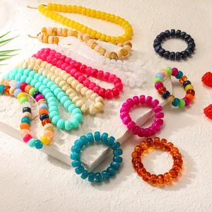 Set di collane e bracciali con perline in acrilico colorato per le vacanze estive.