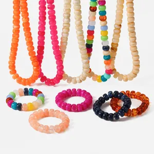 Set di gioielli con collana e bracciale di perline acriliche colorate stile vacanza.