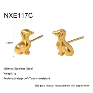 Detailansicht vergoldete Edelstahl Dackel Ohrstecker, süßer Haustier Schmuck für Damen.