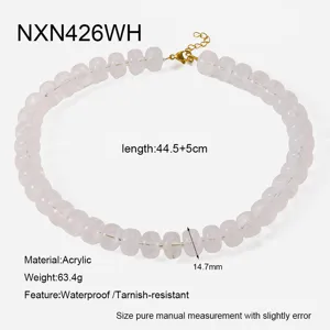 Collana di perle in acrilico rosa chiaro con chiusura in acciaio dorato da donna.