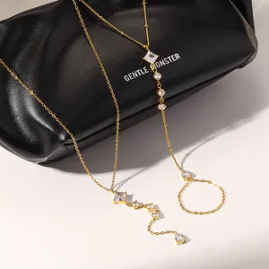 Conjunto de joyas de collar y cadena de mano de circonita dorada, accesorio elegante y brillante.