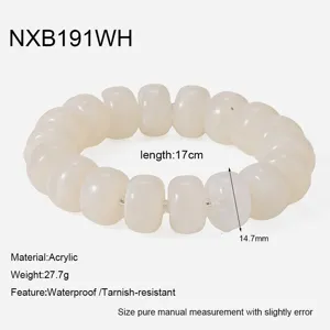 Dettaglio del braccialetto di perle in acrilico bianco con lunghezza di 17 cm e perline.