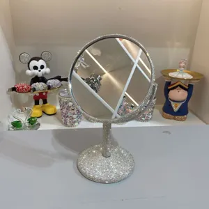 Detailansicht des Strass-Tischkosmetikspiegels, glänzender Kristall rotierender Kosmetikspiegel.