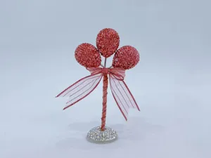 Strass Ballon Figur Detailansicht mit glitzernden Kristallen, Schleife und glänzendem Sockel.