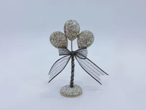 Nahaufnahme des funkelnden Strass-Kristall-Ballon-Ornaments mit Schleife, elegante Deko.