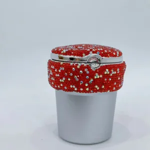 Glitzernder Strass Auto Aschenbecher mit roten Kristallen und silbernem Becher Design.