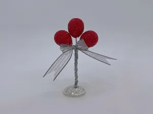 Detailansicht glitzernde rote Luftballon Dekoration, edles Auto- und Tisch-Ornament.