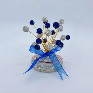 Sprankelende strass auto-ornament met blauw lint, prachtig bloemenboeket design decoratie.
