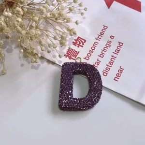 Glitzernder lila Strass Buchstabe D Schlüsselanhänger, elegante Taschenanhänger Dekoration.