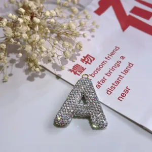 Glitzernder Buchstabe A Anhänger Detailansicht, funkelnder Kristallschmuck für Taschen.
