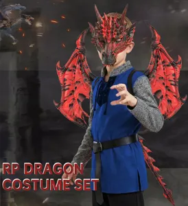 Detail van het kinder drakenkostuum met rood zwarte schubbenmasker en vleugels voor feestjes.