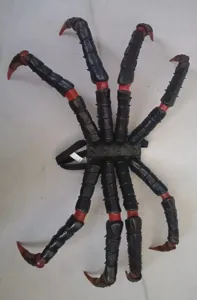 Detailaufnahme des Halloween Spinnenbeine Rucksacks als Kostuerm Requisite in schwarz rot.