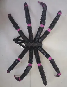 Halloween Spinnen Kostüm Requisite mit schwarzen lila segmentierten Beinen und Riemen.