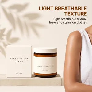 Vista dettagliata del vaso di crema per il corpo lenitiva con texture leggera e traspirante.