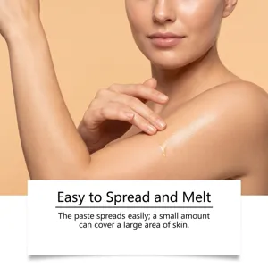 Détail d'application d'huile corporelle montrant une texture lisse et hydratation.