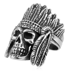 Detailfoto van heren roestvrijstalen vintage Indiaanse schedel ring in stoere punkstijl.