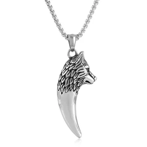 Gros plan détail du pendentif dent de loup en acier inoxydable vintage collier style punk.