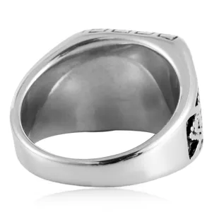 Vista detallada del anillo masónico punk vintage de acero de titanio con gran acabado lateral.