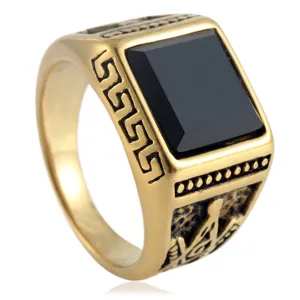 Vista detallada anillo hombre acero titanio vintage ónix negro símbolo masónico y greca.
