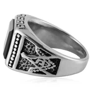 Anillo de hombre de acero inoxidable estilo punk retro con onice negro y grabado masonico.