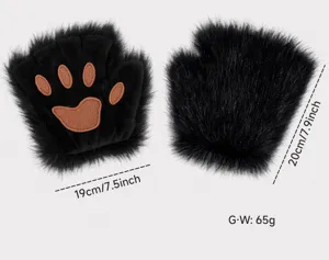 Detailansicht der schwarzen Plüsch-Tierpfotenhandschuhe mit braunen Ballen, inklusive Maßangaben.