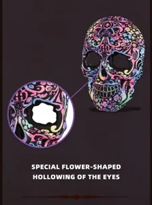 Detailopname met de speciale bloemvormige uitholling van de ogen op het schedelmasker.