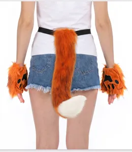 Detailansicht des Pluesch Fuchs Schwangs und Pfoten Handschuh Sets, ideal fuer Cosplay.