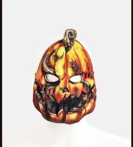 Detail van het enge Halloween pompoen masker met gestructureerde ranken en spinnenprint.