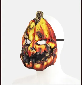 Halloween EVA pompoen horror masker detail, getextureerd ontwerp voor enge kostuumfeest rekwisieten.