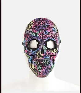 Gedetailleerd uitzicht van kleurrijk bloemig schedelmasker voor Halloween feest en kostuums.