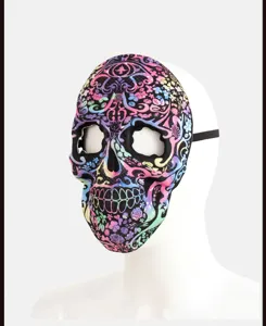 Gedetailleerd zicht op schedelmasker met kleurrijk bloemenmotief voor Halloweenfeest.