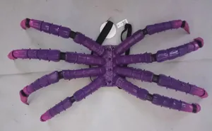 Halloween Spinne Cosplay Kostüm Requisite mit segmentiertem lila Tentakel Design und Riemen.