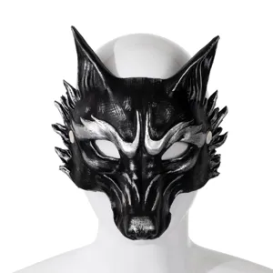 Gedetailleerde close-up van een 3D zwart-zilveren wolfmasker voor Halloween en feestjes.