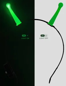 Cerchietto alieno luminoso LED con antenna verde, accessorio perfetto per feste e costumi notturni.