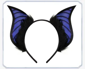 Detalle de diadema de orejas de murciélago, felpa negra y alas moradas para fiesta.