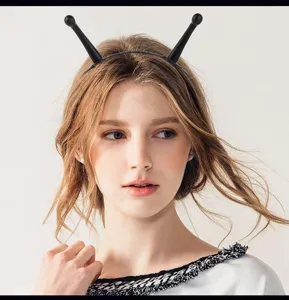 Cerchietto con antenne da alieno a LED per feste, accessorio luminoso per costume.