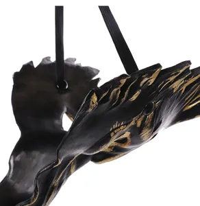 Detail van het zwart-gouden PU-schuim dierenmasker met een handige elastische band.