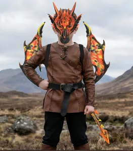 Detail van het drakenkostuum voor kinderen met masker, vleugels en staart voor feest.