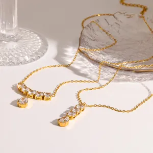 Vista dettagliata della collana in acciaio inox placcato oro 18k con zirconi cubici.