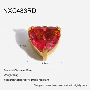 Dettaglio in primo piano del ciondolo a cuore in zircone e acciaio inox, misura 8.7x6.7mm.
