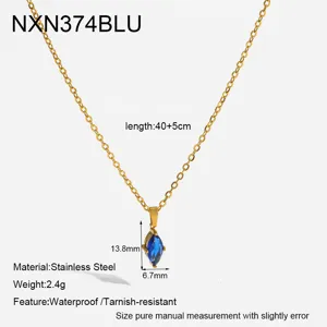 Dettaglio della collana in acciaio inossidabile dorato con ciondolo in zirconia cubica blu.