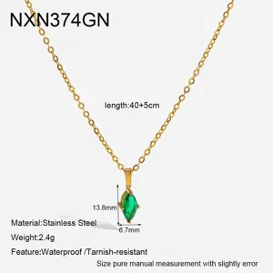 Collana con ciondolo in zircone marquise verde placcato oro in acciaio inox dettaglio.
