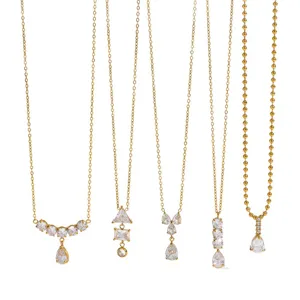 Set di collane con ciondolo in acciaio inossidabile dorato e zirconi geometrici a goccia.